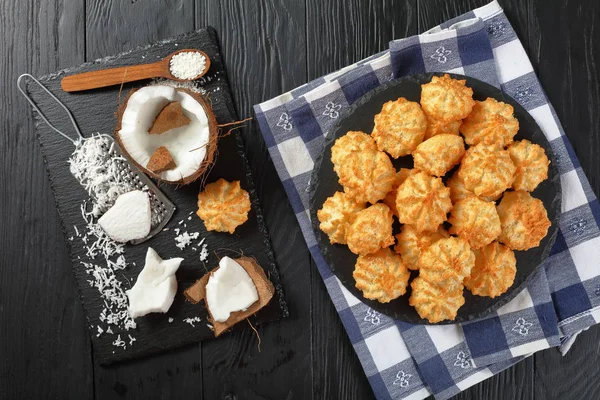 Sabrosos macarrones de coco galletas, vista superior — Foto de Stock