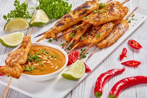 Chicken Satay am Spieß mit Sauce — Stockfoto