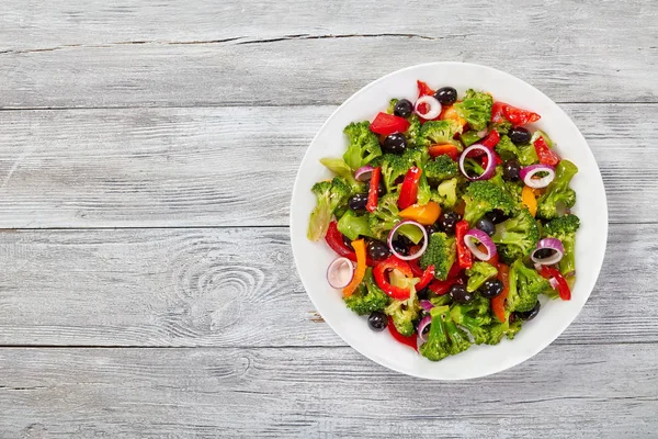 Ensalada de brócoli saludable con aceitunas negras —  Fotos de Stock