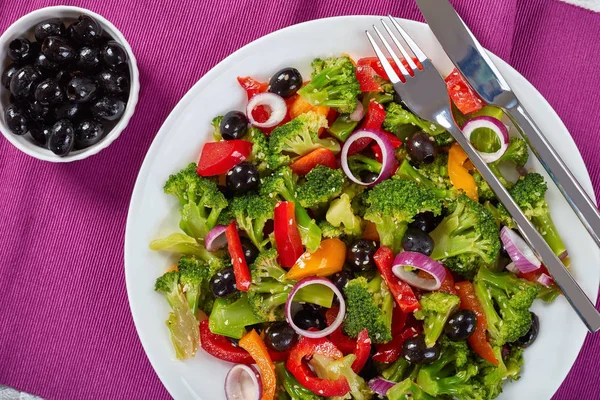 Свежий салат брокколи на тарелке — стоковое фото