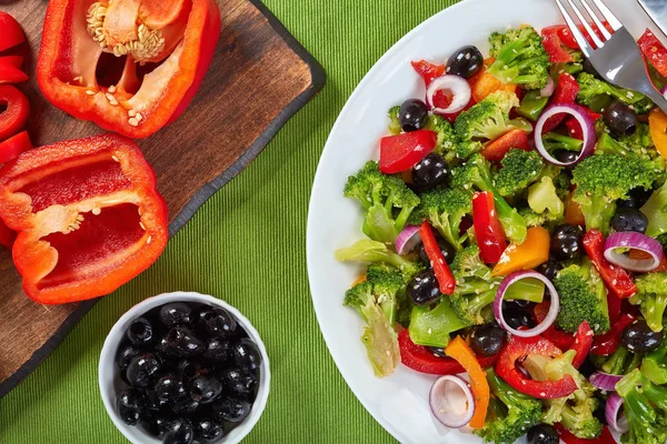 Salada de verão brócolis fresco, vista superior — Fotografia de Stock