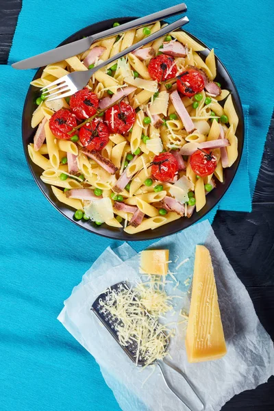 Макарони, шинка, зелений горошок, салат з помідорів — стокове фото
