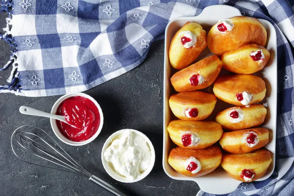 Donuts alemanes con mermelada de frambuesa y crema — Foto de Stock