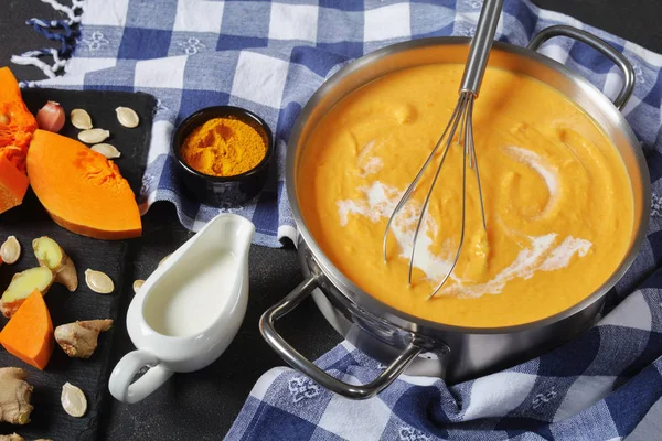 Cremosa sopa de calabaza asada en una cacerola — Foto de Stock