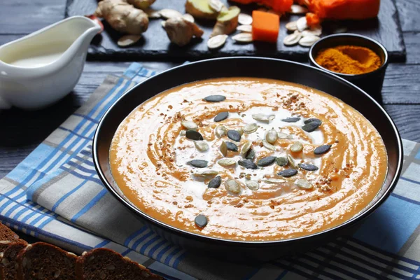 Cremosa sopa de calabaza asada en un tazón — Foto de Stock