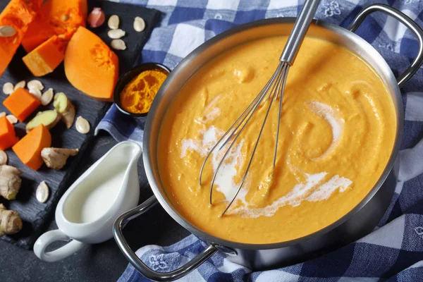 Nahaufnahme von cremig gebratener pikanter Kürbissuppe — Stockfoto