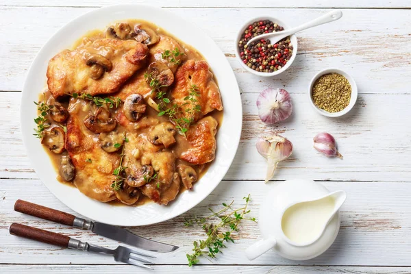 Stile rustico di Pollo Marsala su un piatto — Foto Stock