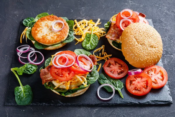 Jugosas hamburguesas de pavo en bollos, vista superior —  Fotos de Stock