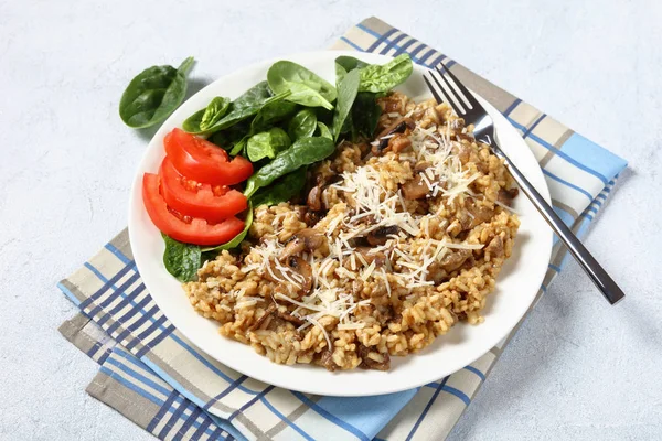 Romige risotto met geraspte kaas, bovenaanzicht — Stockfoto