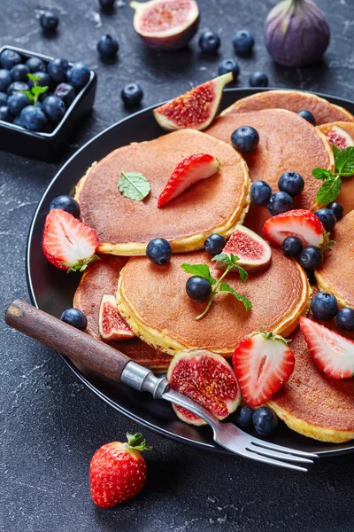 Crêpes aux amandes sur une assiette noire, gros plan — Photo