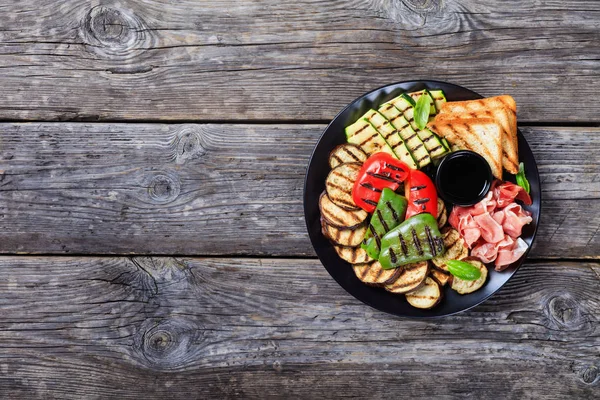 Жареные овощи, ветчина, поджаренный хлеб на тарелке — стоковое фото