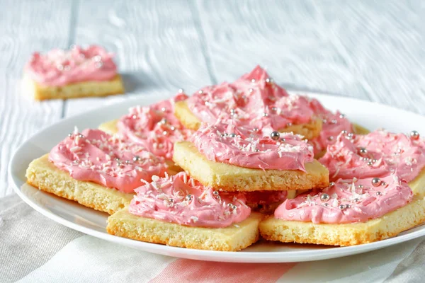 Shortbread Cookies mit rosa Zuckerguss, Ansicht von oben — Stockfoto