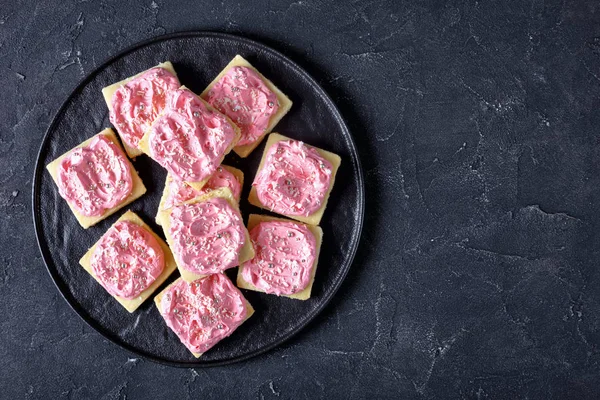 Pembe kremalı kurabiyeler, üst manzara. — Stok fotoğraf