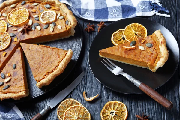 Tarte aux patates douces en tranches décorée d'orange — Photo