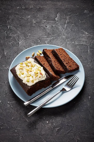 Tmavý melasa perník dort na talíři — Stock fotografie