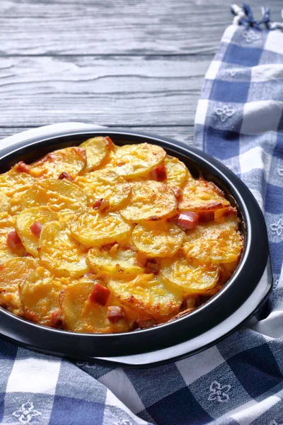 Cheesy Scalloped Potatoes with Ham, top view — Stock Photo, Image