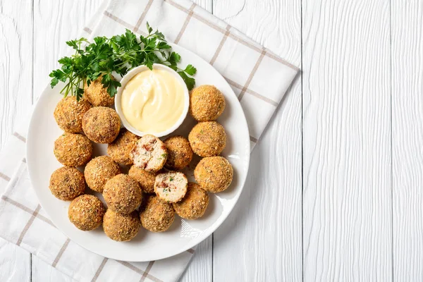 Gros plan des boulettes de fromage sur une assiette blanche — Photo