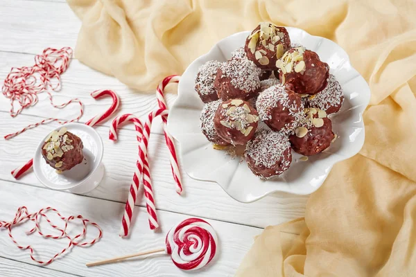 Bolas de almendras de coco de chocolate en un puesto de pastel —  Fotos de Stock