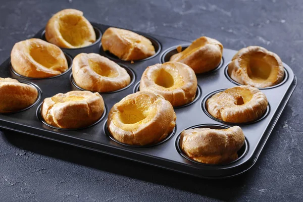 Primer plano de los puddings de Yorkshire en una bandeja para hornear — Foto de Stock