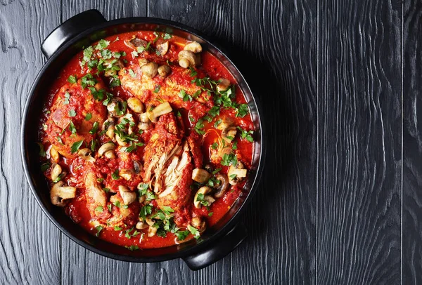 Pollo Cacciatore en un horno holandés negro — Foto de Stock