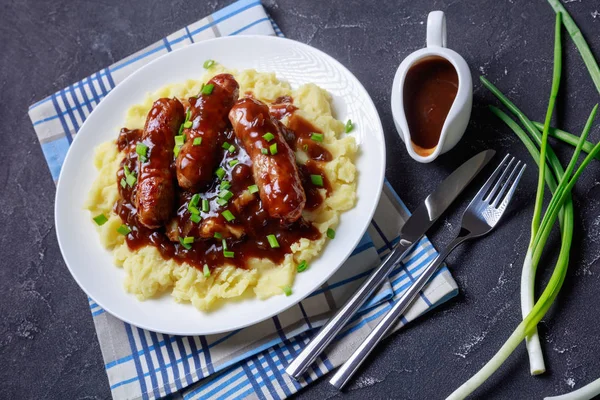 Brazaletes y puré con salsa de cebolla en un plato — Foto de Stock