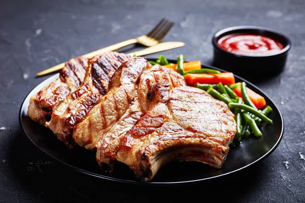 Primer plano de chuletas de lomo de cerdo caliente a la parrilla — Foto de Stock