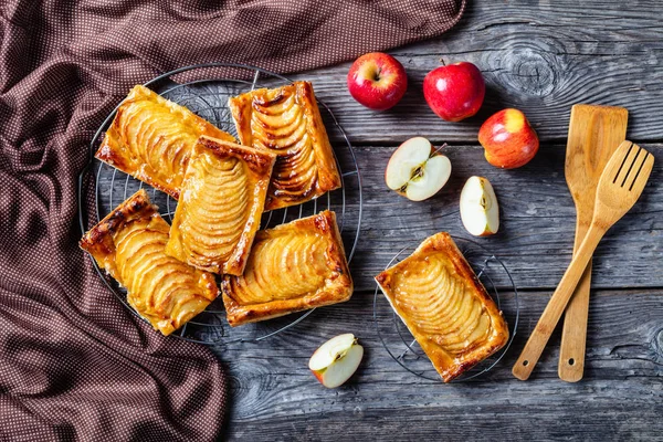 Tartes aux pommes au caramel de pâte feuilletée — Photo