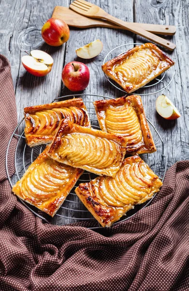Tartes feuilletées aux pommes au caramel, vue verticale — Photo