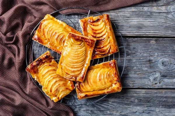 Tarte feuilletée aux pommes au caramel, à plat — Photo