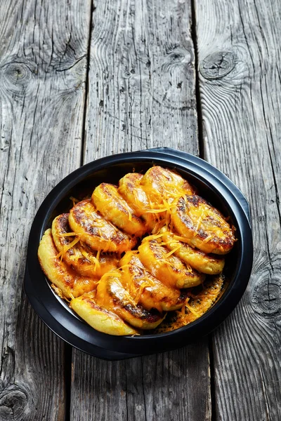 Картофельные торты с тертым сыром чеддер — стоковое фото
