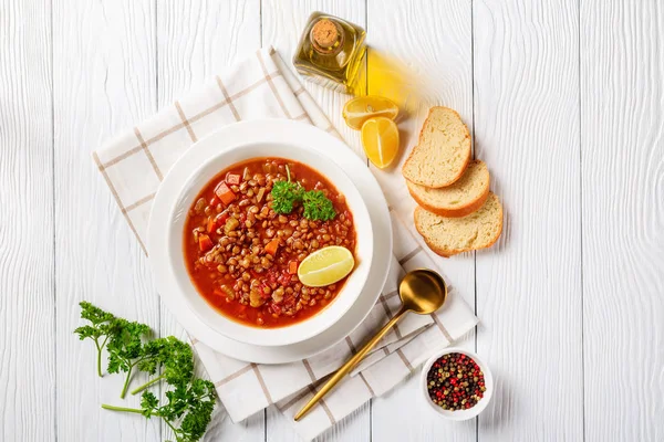 Sopa de lentilha com legumes e fatias de limão — Fotografia de Stock