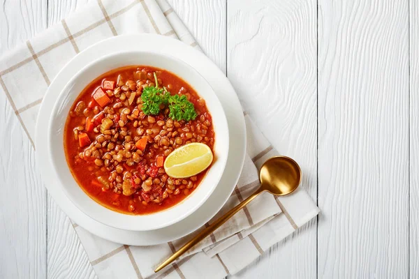 Sopa de lentilha com legumes e fatias de limão — Fotografia de Stock