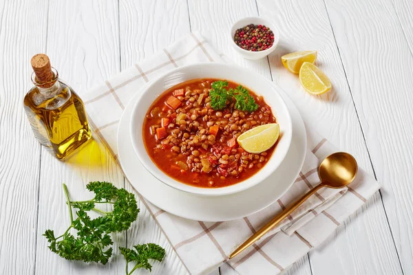 Sup lentil dengan sayuran dan irisan lemon — Stok Foto