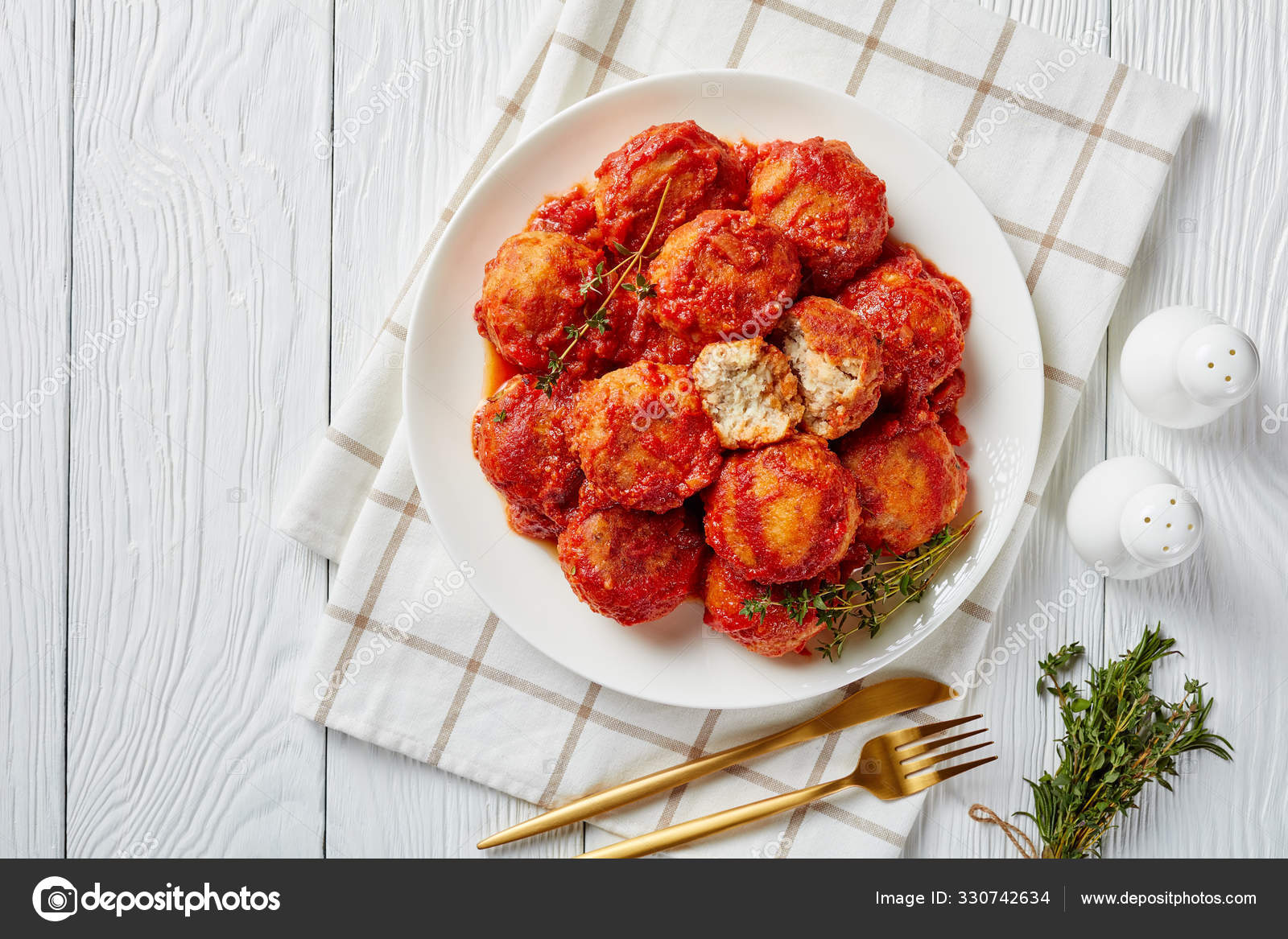 Fried Fish Balls in spicy Tomato Sauce — 스톡 사진 © myviewpoint 330742634