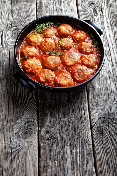 Boules de poisson frites dans une sauce tomate épicée — Photo