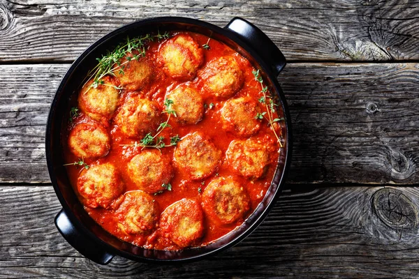 Жареные рыбные шарики в остром томатном соусе — стоковое фото