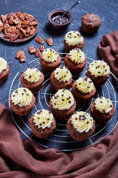 Chocolate pecan cupcakes on a cake rack — 스톡 사진