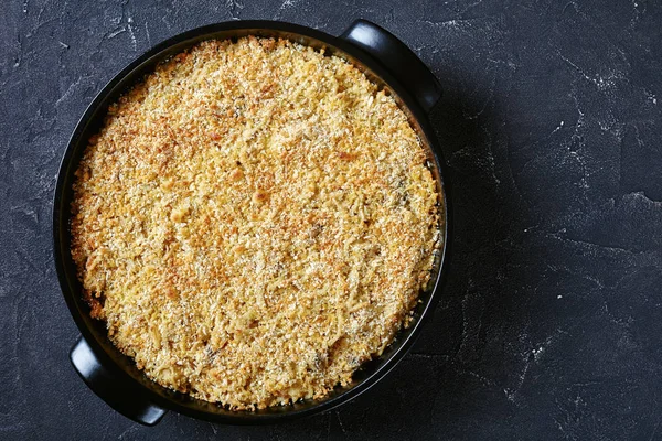 Pečené krůtí tetrazzini v černé misce — Stock fotografie