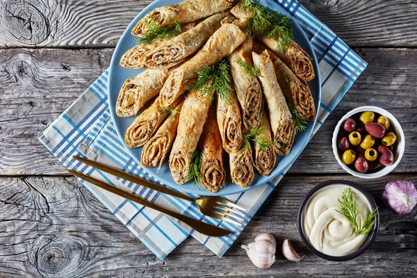 Rolos crepe de trigo sarraceno com carne, legumes, flat lay — Fotografia de Stock