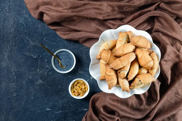 Croissants recém-assados com recheio de sementes de papoila — Fotografia de Stock