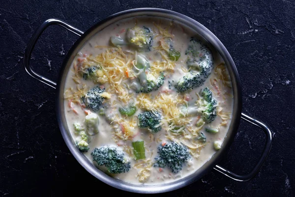Brócolis e sopa de queijo cheddar em um stewpan — Fotografia de Stock