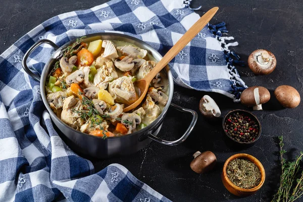 Ayam rebus dengan sayuran dan saus krim — Stok Foto