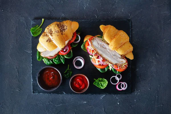 Dois sanduíches Croissant com carne de porco, vista superior — Fotografia de Stock