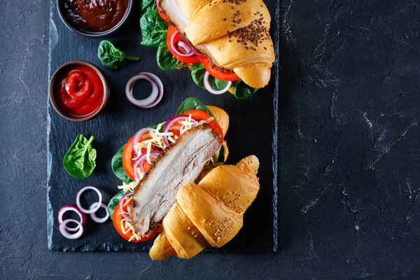 Duas sanduíches Croissant com barriga de porco, vista superior — Fotografia de Stock