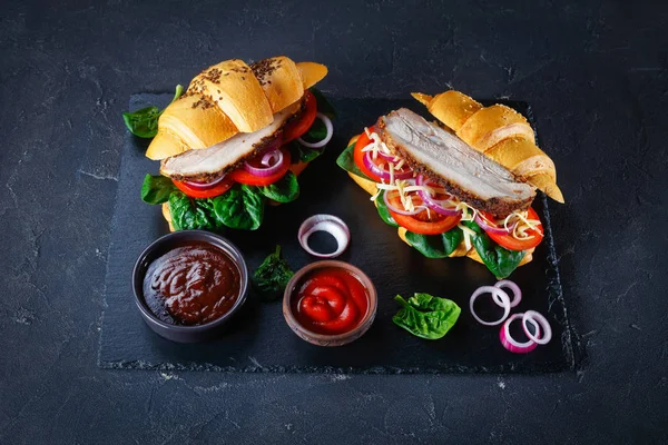 Sanduíches de Croissant com porco em uma bandeja — Fotografia de Stock