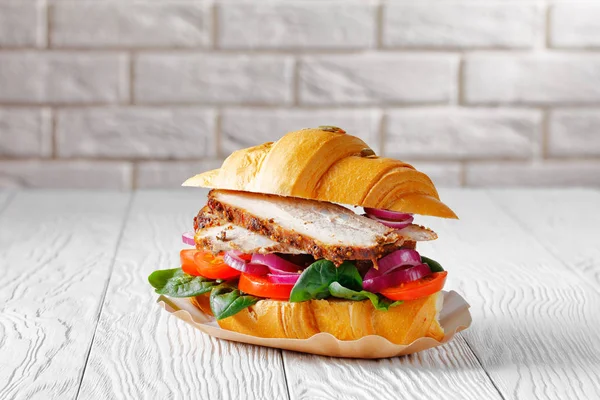 Close-up de sanduíche Croissant com presunto, tomates — Fotografia de Stock