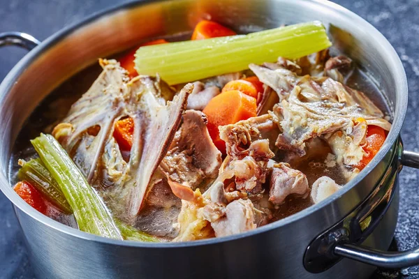 Brodo di pollo in una pentola, vista dall'alto — Foto Stock