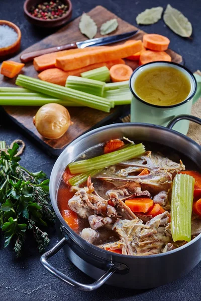 Chicken stock in a pot and in a cup — Stock Photo, Image