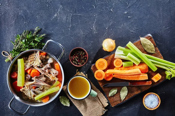 Chicken stock in a pot and in a cup — 스톡 사진