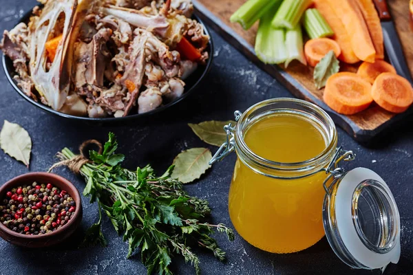 Caldo de pollo cocido en un frasco de vidrio — Foto de Stock